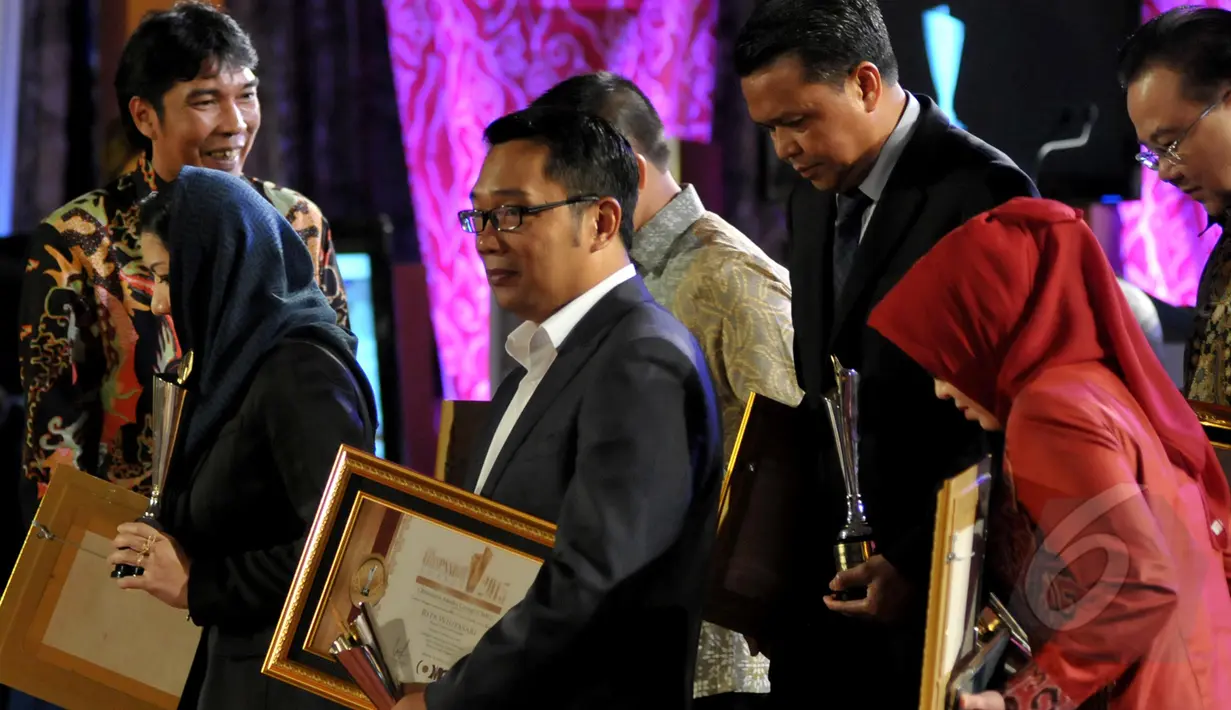 Walikota Bandung, Ridwan Kamil (tengah) saat menerima penghargaan Anugerah Men’s Obsession Awards 2015 di Jakarta, Kamis (19/3/2015). (Liputan6.com/Johan Tallo)