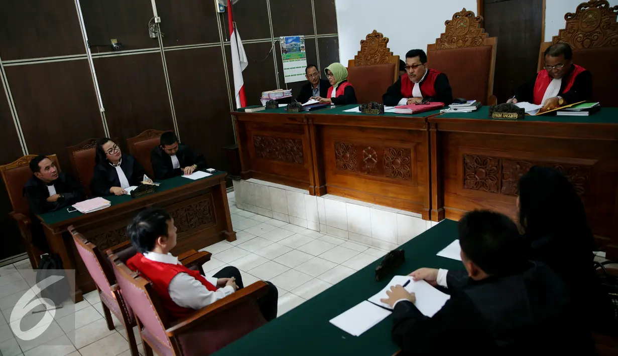 Suasana saat sidang putusan Hengky Kawilarang di Pengadilan Negri Jakarta Selatan, Kamis (27/8/2015). Dalam sidang putusan tersebut, Hengki terbukti bersalah melakukan penggelapan uang milik Jeng Ana. (Liputan6.com/Faisal R Syam)