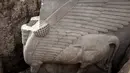 Foto pada 24 Oktober 2023 menunjukkan pemandangan patung pualam Dewa Lamassu yang baru saja digali, yang ditemukan dengan seluruh sayapnya yang masih utuh oleh misi arkeologi Prancis di situs arkeologi Khorsabad (juga dikenal dengan nama Dur-Sharrukin), di provinsi Niniwe, Irak bagian utara. (Zaid AL-OBEIDI / AFP)
