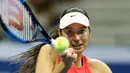 Oceane Dodin dari Prancis mengembalikan bola petenis AS Venus Williams saat bertanding pada turnamen tenis AS Terbuka 2017 di New York (30/8). (AP Photo/Kathy Willens)