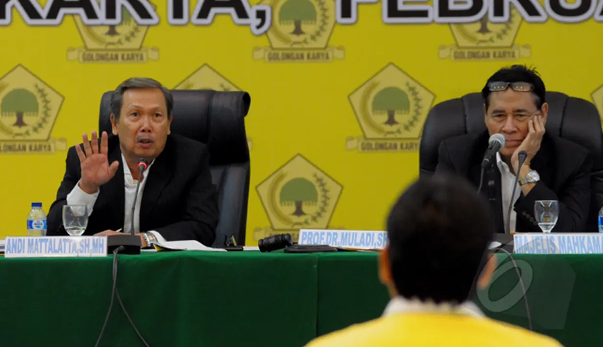 Ketua Majelis Hakim Mahkamah Partai Golkar Muladi mendengarkan keterangan saksi pada sidang di Kantor DPP Partai Golkar, Jakarta, Rabu (25/2). Sidang digelar untuk mendamaikan dua kubu yang berbeda di tubuh Partai Golkar. (Liputan6.com/Andrian M Tunay)