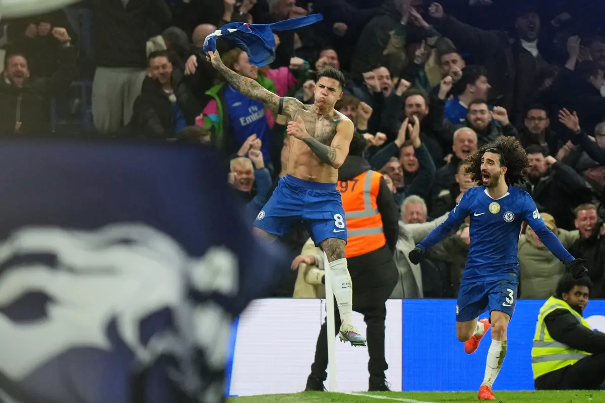 Pemain Chelsea Enzo Fernandez merayakan gol ketiga timnya