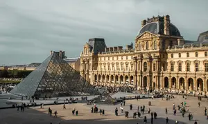 Ilustrasi kawasan Museum Louvre di Paris yang menjadi destinasi wisata populer. (foto:unsplash)