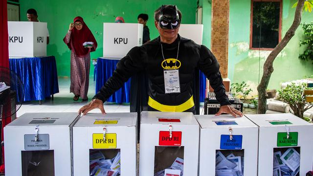 Batman hingga Spiderman Layani Warga Surabaya Nyoblos