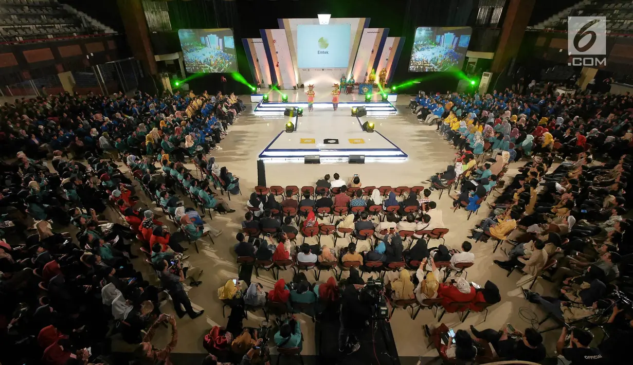 Para peserta Emtek Goes To Campus (EGTC) 2018 memadati auditorium Universitas Gadjah Mada di Yogyakarta, Rabu (17/10). Acara ini bertujuan memperkenalkan dan mendekatkan Emtek media group pada generasi milenia. (Liputan6.com/Herman Zakharia)