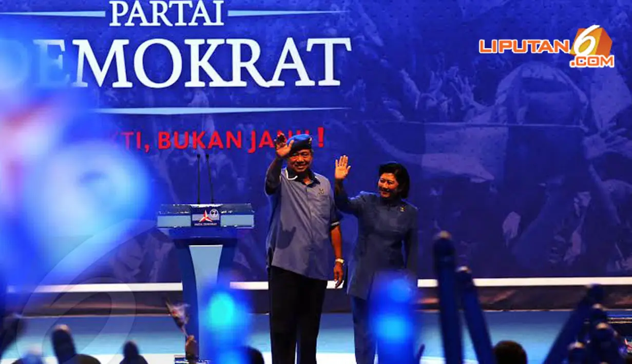Kedatangan SBY beserta Ibu Ani Yudhoyono disambut hangat oleh para kader yang hadir dalam Rapat Umum Partai Demokrat di Hall D JIExpo Kemayoran (Liputan6.com/Helmi Fithriansyah)