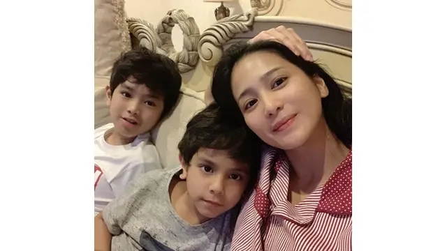 6 Potret Bunga Zainal Tampil Tanpa Makeup, Curi Perhatian