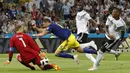 Striker Swedia, Marcus Berg, berusaha membobol kiper Jerman, Manuel Neuer, pada laga grup F Piala Dunia di Stadion Fisht, Sochi, Sabtu (23/6/2018). Jerman menang 2-1 atas Swedia. (AP/Frank Augstein)