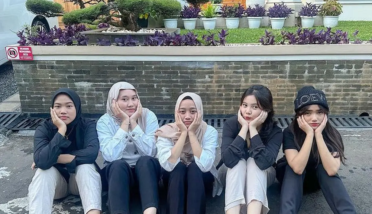Di tahun 2024, Fuji tampil serba hitam bersama keempat bestie nya. Ia pun tampil mengenakan beanie hitam dari brand mewah Loewe seharga Rp4.9 jutaan menurut Instagram @allfujifashion. [@fuji_an]