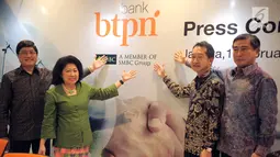 Jajaran Direksi dan Komisaris PT Bank BTPN dan PT Bank Sumitomo Mitsui Indonesia menunjuk logo baru perusahaan di Jakarta, Jumat (1/2). Sumitomo Mitsui Banking Corporation ditunjuk sebagai pembeli siaga untuk membeli saham BTPN.  (Liputan6.com/HO/Ading)