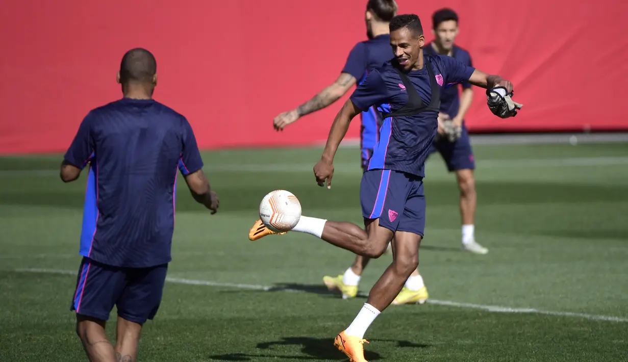 Musim ini, Sevilla memang cukup terpuruk di La Liga. Kini, Sevilla bahkan masih tercecer di peringkat 13. Akan tetapi, di Liga Europa, Sevilla seolah menjadi monster yang berbeda. (AFP/CRISTINA QUICLER)