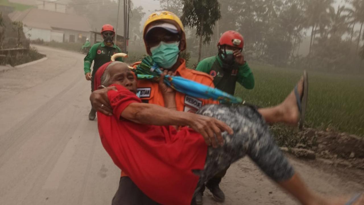 Gunung Semeru memuntahkan Awan Panas Guguran (APG), Minggu (4/12/2022)
