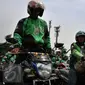 Massa driver Gojek bersiap menuju kantor pusat mereka, dari di jalan Asia Afrika, Jakarta,  Senin (3/10). Mereka menggelar aksi damai karena tidak puas dengan peraturan dari PT Gojek yang dinilai terlalu semena-mena. (Liputan6.com/Johan Tallo)