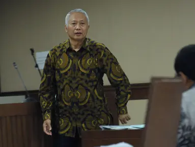Terdakwa suap perizinan dan pengadaan proyek di lingkungan Ditjen Hubla TA 2016-2017 Antonius Tonny Budiono saat sidang di Pengadilan Tipikor, Jakarta, Rabu (28/3). Sidang mendengar keterangan Menhub, Budi Karya Sumadi. (Liputan6.com/Helmi Fithriansyah)