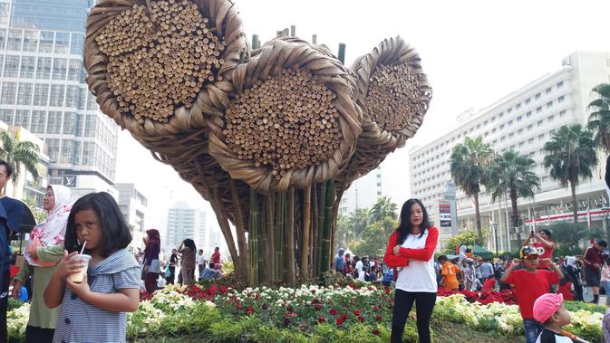Instalasi Bambu yang menghiasi kawasan Bundaran Hotel Indonesia (HI) diserbu para warga atau pengunjung car free day (CFD). (Liputan6.com/Hanz Jimenez Salim)