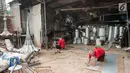 Pekerja memotong plat untuk pembuatan kubah masjid di salah satu rumah industri plat, di kawasan Kalimalang, Bekasi, Kamis (1/6). Permintaan kubah masjid meningkat mencapai 20 kubah masjid dalam sebulan. (Liputan6.com/Gempur M Surya)