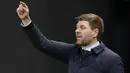 Steven Gerrard kembali menunjukkan taringnya sebagai calon pelatih top dunia. Teranyar ia berhasil membawa Glasgow Rangers lolos ke babak 16 besar Liga Europa. (Photo by RUSSELL CHEYNE/POOL/AFP)