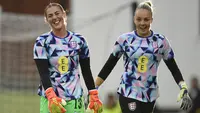 Kiper Timnas Wanita Inggris, Mary Earps (kiri) bercanda dengan rekannya, Ellie Roebuck dalam sesi pemanasan sebelum laga kualifikasi Piala Dunia Wanita 2023 menghadapi Luksemburg di Bet365 Stadium, Stoke, Inggris (6/9/2022). Mary Earps saat ini juga menjadi bagian dari skuad Timnas Wanita Inggris dan telah mengoleksi 31 caps sejak melakukan debut pada 11 Juni 2017. (AFP/Oli Scarff)