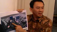 Ahok menunjukkan maket bangunan RS Sumber Waras (Liputan6.com/Ahmad Romadoni)