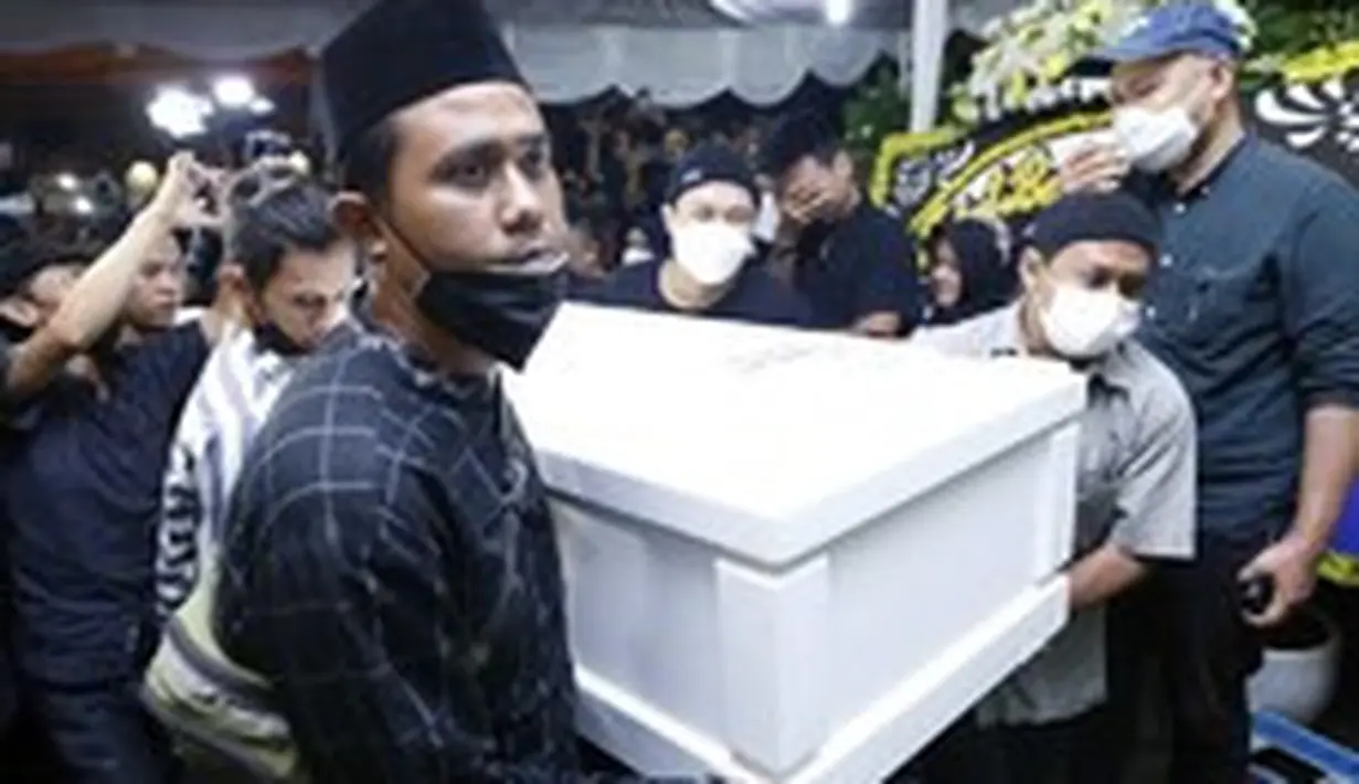 Dua jenazah tersebut sudah berada di dalam peti berwarna putih. Satu per satu peti dibawa ke dalam rumah duka. (KapanLagi.com/Bayu Herdianto)