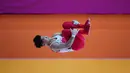 Ajang yang digelar Federasi Gimnastik Internasional (FIG) itu dilangsungkan di Indonesia Arena, Jakarta, hingga 25 Oktober 2025. Tampak dalam foto, Tomoharu Tsunogai dari Jepang berkompetisi di alat palang sejajar saat Kejuaraan Dunia Senam Artistik ke-53 di Jakarta, Minggu 19 Oktober 2025. (AP Photo/Tatan Syuflana)