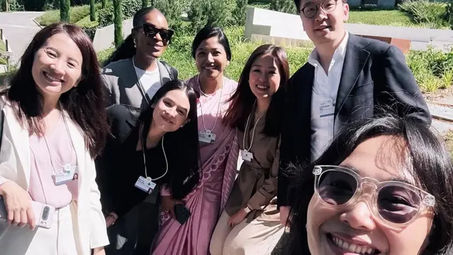 Maudy Ayunda bersama anggota lainnya dari berbagai dunia di World Economic Forum Young Global Leaders 2025. [@maudyayunda]