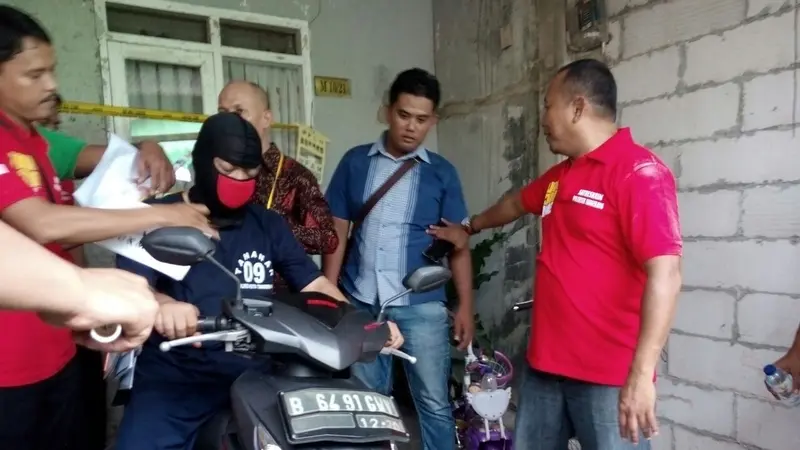Rekonstruksi pembunuhan yang dilakukan suami terhadap istri dan dua anaknya digelar di tempat kejadian perkara, Graha Siena 1, Kabupaten Tangerang