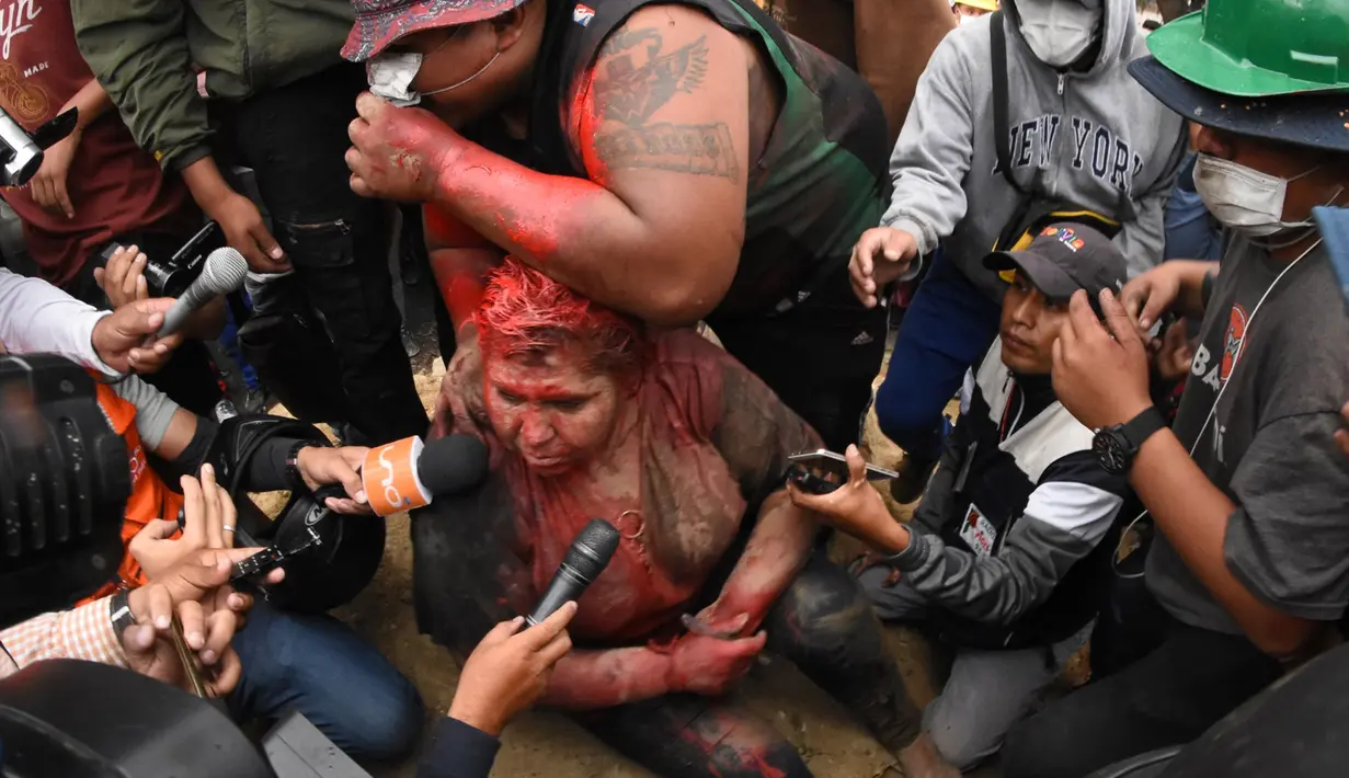 Wali Kota Vinto, Patricia Arce berbicara kepada awak media ketika dirinya diserang dan dipermalukan oleh demonstran oposisi  Bolovia di dekat Provinsi Cochabamba, 6 November 2019. Massa menyeret Patricia Arce di jalanan, memotong paksa rambutnya dan menyiramnya dengan cat. (STR / AFP)