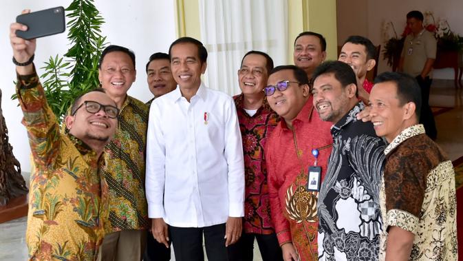 Presiden Jokowi berfoto bersama para pimpinan organisasi buruh di Istana Kepresiden Jakarta. (Liputan6.com/Biro Pers-Setpres)