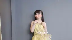 Gaun kuning berpadu dengan warna keemasan membuat Tasya Rosmala tampil menawan dan elegan. Warna kuningnya tetap membuat Tasya Rosmala menunjukkan sisi cerianya. (Liputan6.com/IG/@tasya_ratu_gopo).