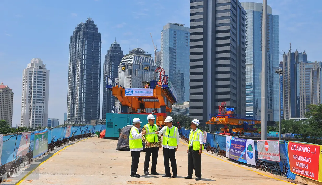 Presiden Jokowi berbincang dengan Ahok, Basuki Hadimuljono dan Budi Karya Sumadi saat meninjau proyek simpang susun Semanggi, Jakarta, Kamis (23/2). Pembangunan proyek tersebut ditargetkan tahun ini dapat selesai. (Liputan6.com/Angga Yuniar)