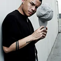 Penyanyi muda Teza Sumendra mengemas album perdananya lewat sebuah sudut pandang unik yang tidak banyak dilirik sebelumnya. Ia mengemas cinta dan musik dewasa tersebut dengan perspektif yang berbeda. (Galih W. Satria/Bintang.com)