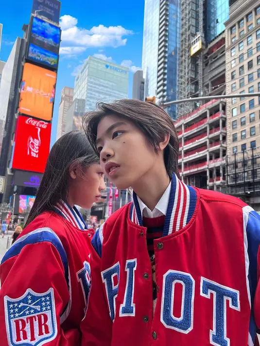 Momen fashion ikonis lainnya adalah saat memasangkan jaket varsity buatan brand lokal Rawtype Riot dengan gaya preppy dan berfoto di Time Square New York City. 
[@mischkadevon]