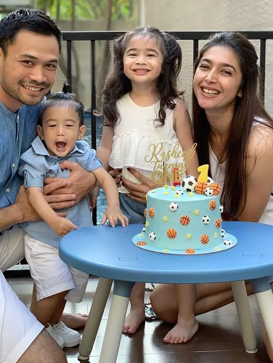 Tidak hanya memiliki suami lebih muda, tapi juga berparas tampan. Tidak sedikit warganet menyebut, dua anaknya berparas seperti ayahnya. Selisih usia kedua anaknya tak jauh. Anak perempuan Raqeema lahir pada tahun 2018. Sedangkan anak laki-lakinya Rasheed lahir pada tahun 2019. [Instagram/nsyakieb85]