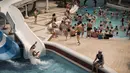 Suasana di dalam Munsu Water Park, Pyongyang, Korea Utara, Minggu (16/4). Munsu Water Park merupakan obyek wisata favorit bagi warga Korea Utara. (AFP PHOTO / ED JONES)