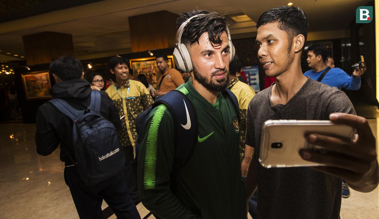 Pemain Timnas Indonesia, Stefano Lilipaly, selfie bersama suporter saat tiba di Hotel Sultan, Jakarta, Selasa (13/11). Indonesia menang 3-1 atas Timor Leste pada laga Piala AFF 2018. (Bola.com/Vitalis Yogi Trisna)