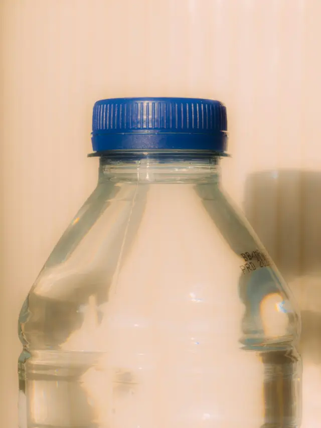  Kebiasaan Minum Air dari Botol Plastik Sekali Pakai Tingkatkan Konsumsi Mikroplastik Tanpa Disadari