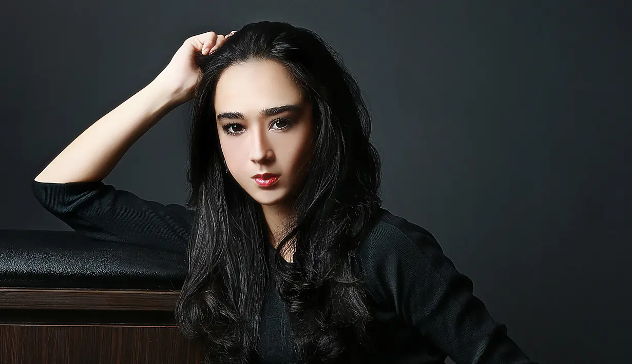 Ditengah kesibukannya menjalani syuting, Natasha juga harus menyelesaikan kuliahnya. Ia tercatat sebagai mahasiswi hukum di Universitas Trisakti, dengan IP di atas 3,6. (Fotografer: Fathan Rangkuti, Digital Imaging: Muhammad Iqbal Nurfajri/Bintang.com)