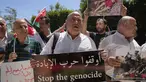 Pengunjuk rasa pro-Palestina membawa poster bertuliskan "Tolak Kelaparan Gaza" dalam aksi protes di depan kantor Perserikatan Bangsa-Bangsa di kota Ramallah, Tepi Barat, Senin 1 September 2025. (AP Photo/Nasser Nasser)