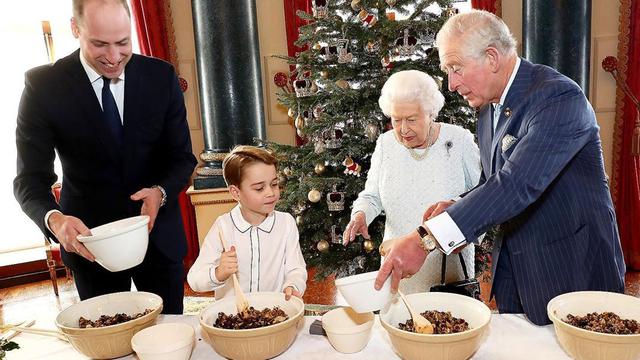 Keluarga kerajaan membuat puding Natal bersama di Buckingham Palace, Minggu, 22 Desember 2019. (dok Instagram @crishjacksongetty/https://www.instagram.com/p/B6XjG4kBit0//Adhita Diansyavira)
