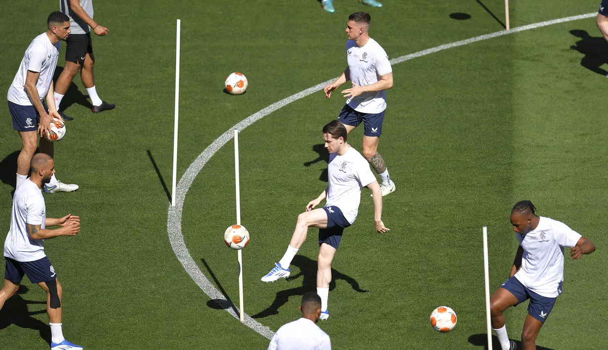 <p>Para pemain Rangers berlatih selama sesi latihan di Stadion Ramon Sanchez-Pizjuan di Seville, Spanyol (17/5/2022). Glasgow Rangers dan Eintracht Frankfurt menggelar sesi latihan di stadion jelang final Liga Europa di Seville. (AP Photo/Jose Breton)</p>