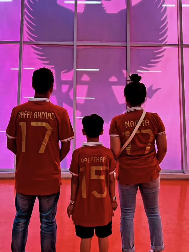 Gaya Nagita Slavina dan Aurel Hermansyah Kenakan Jersey Timnas, credit: (@raffinagita1717)