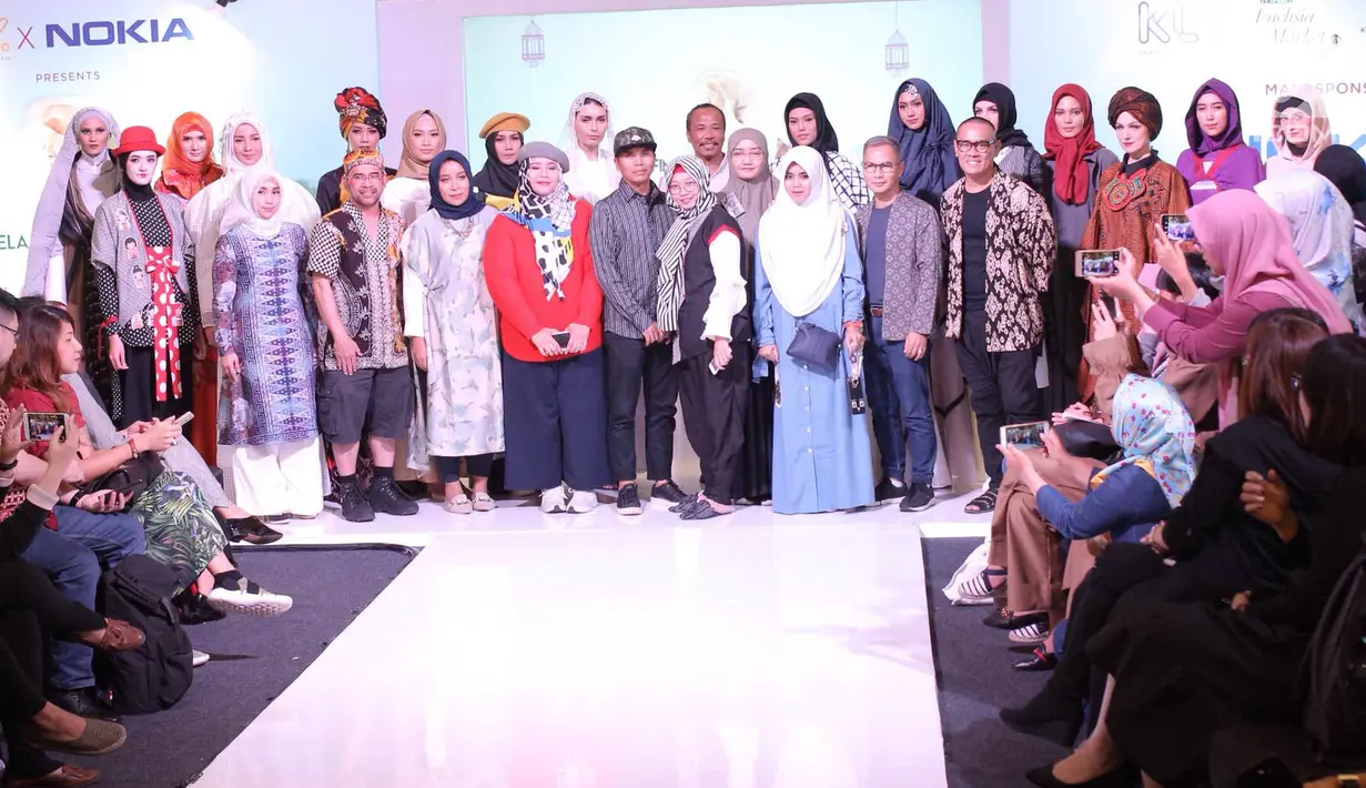 Para desainer dan model berpose bersama saat pembukaan Fimela Fuchsia Market, Jakarta, Jumat (25/5). Fimela Fuchsia Market edisi Ramadan ini diharapkan menjadi referensi perempuan untuk tampil gaya menyambut Hari Lebaran. (Liputan6.com/Faizal Fanani)
