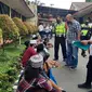 Polisi mengamankan sejumlah pelajar di Tangerang yang hendak ke Jakarta untuk mengikuti demo penolakan RUU Cipta Kerja. (Liputan6.com/Pramita Tristiawati)