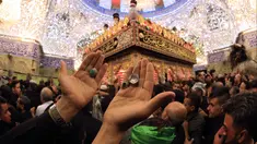 Umat Syiah Irak berdoa di tempat suci Imam Abbas pada malam Asyura di kota suci Karbala (9/9/2019). Hari Asyura merupakan puncak peringatan Tragedi Karbala. (AFP Photo/Mohammed Sawaf)