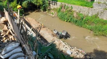 Mobil pikap terjun ke sungai dari ketinggian 20 meter di Kelurahan Sukaresmi, Kecamatan Tanahsareal, Kota Bogor, Selasa pagi (24/5/2022).