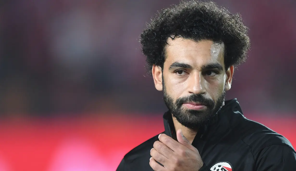 Mohamed Salah. Pemain sayap Liverpool ini telah menjabat kapten Timnas Mesir sejak 2019. Sebelum menjabat kapten, ia pernah membawa The Pharaohs sebagai runner-up Piala Afrika 2017. Total telah mengoleksi 71 caps dengan mencetak 43 gol sejak debutnya pada 3 September 2011. (AFP/Ozan Kose)