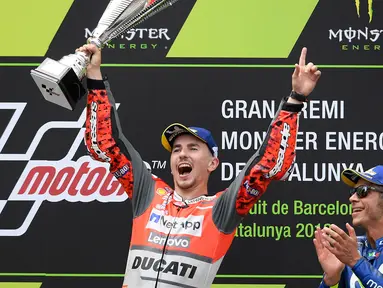 Pembalap Spanyol dari tim Ducati, Jorge Lorenzo merayakan selebrasi didampingi pembalap Italia dari Movistar Yamaha, Valentino Rossi usai balapan MotoGP Catalunya di Sirkuit Catalunya di Montmelo, (17/6). (AFP PHOTO / Lluis Gen)