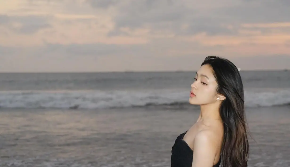 Eca Aura juga baru saja mengunggah beberapa potret dirinya bermain air di pantai. [Foto: Instagram/elsaajapasal]