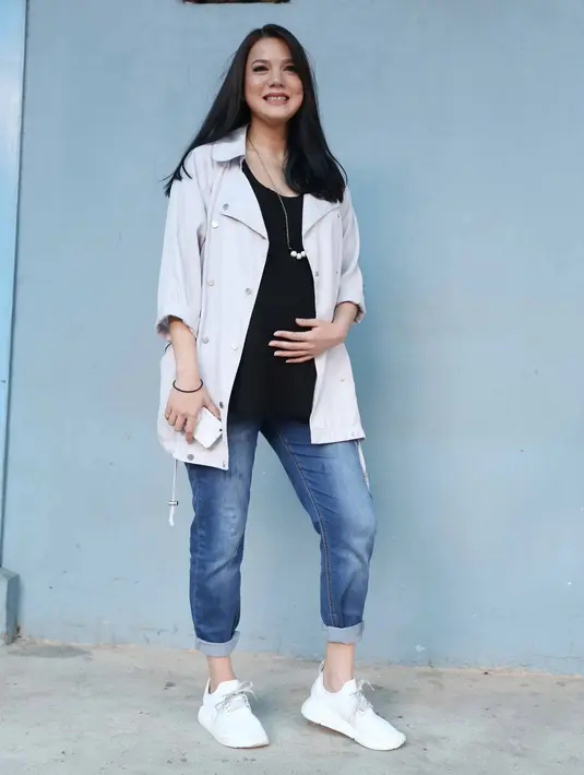 Selama dua minggu, bersama suami menikmati waktu berdua. Ini dilakukan sebelum anaknya lahir. Ia takut saat memiliki anak, tidak bisa lagi bepergian jauh. (Nurwahyunan/Bintang.com)